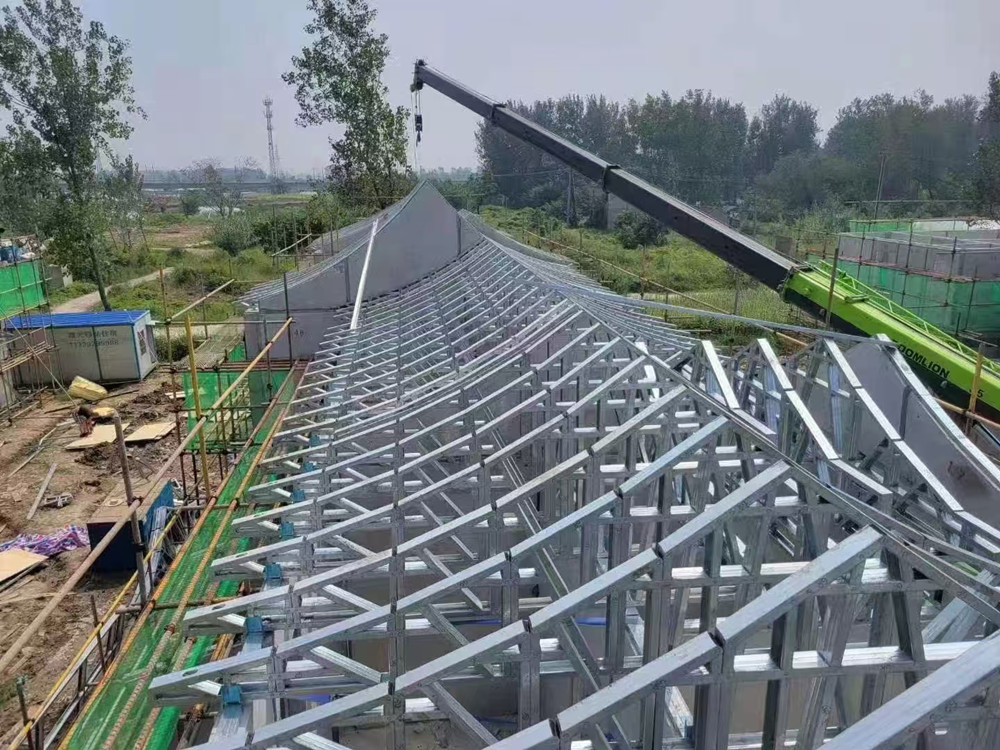 位于非洲的睿婕輕鋼別墅施工現場